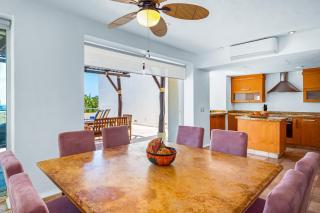 Spacious apartment with ocean views, pool & balcony - 4