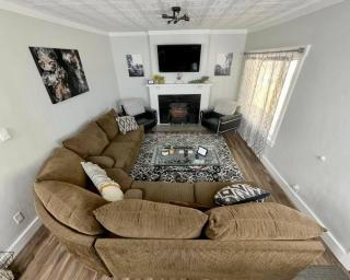 Relaxing hot tub, games, & BBQ, near downtown fun! - 6