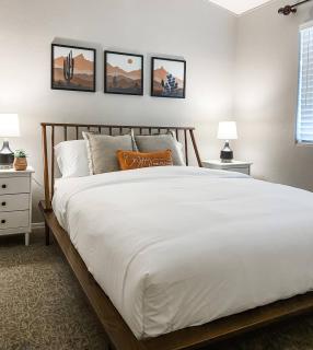 StayShores Chic Retreat – Pool HotTubSweet Sleep - 5