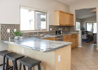 StayShores Chic Retreat – Pool HotTubSweet Sleep - 4