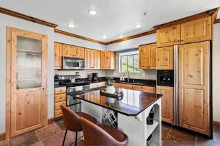 Lovely mountain condo w/hot tub & private balcony - 7
