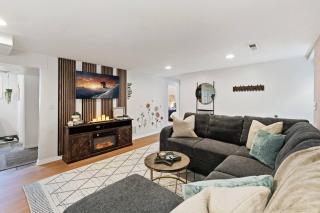 *New* Gorgeous Space w/Big Rooms, Perfect Location - 9