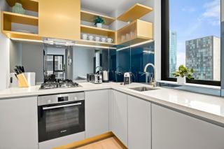 Melbourne CBD 2BR Views, Pool, Spa & Gym - 9