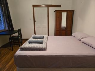 Room in a farm house near Kelmscott Train Station - 7