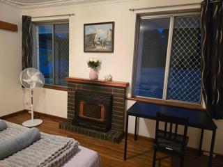 Room in a farm house near Kelmscott Train Station - 5