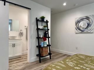 1110 W 40th pl Rm 9 - 5
