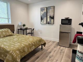 1110 W 40th pl Rm 9 - 2