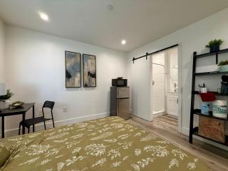 1110 W 40th pl Rm 9 - 4