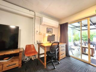 Spacious King Room 8 with Full Kitchen & Free Parking - 2