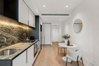 Luxury CBD 1BR | Sleeps upto 4 | Pool, Gym & Sauna - 4