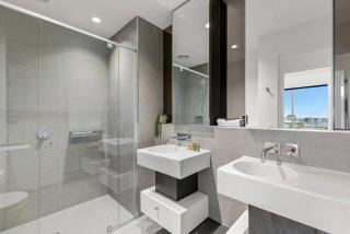 Luxury CBD 1BR | Sleeps upto 4 | Pool, Gym & Sauna - 3