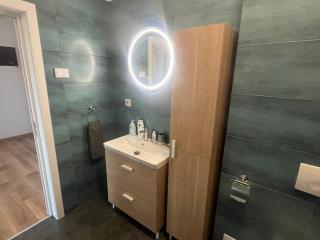 Ultracentral Blue Apartment with Free Parking - 7