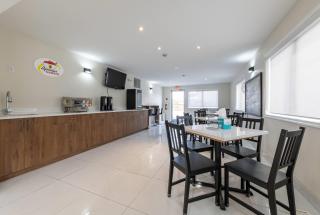 Super 8 by Wyndham Golden - 8