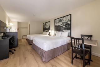 Super 8 by Wyndham Golden - 1