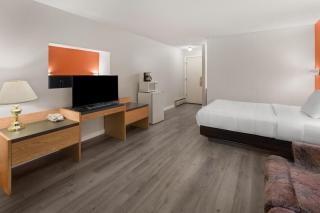 Howard Johnson by Wyndham Edson - 4