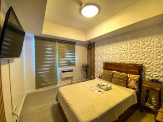 Azure North Monaco 10F Pool View with Netflix and WiFi and Karaoke - San Fernando - 9