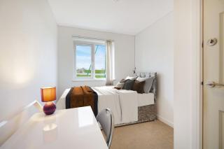 4-Bed Comfort Stylish Home in Central Barnsley - 7