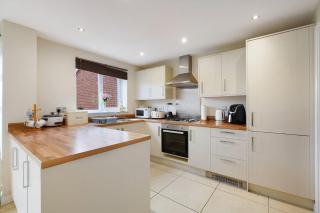 4-Bed Comfort Stylish Home in Central Barnsley - 5