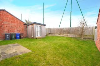 4-Bed Comfort Stylish Home in Central Barnsley - 2