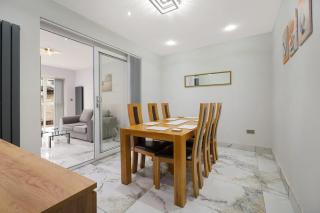Stylish Home With Free Parking And Easy City Access - 5