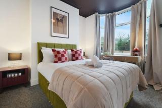 Modern 4BR Home with Easy Access to Town and Station - 0