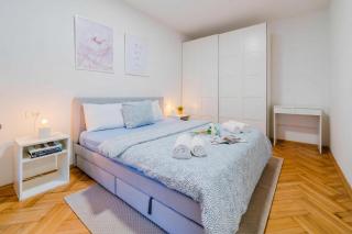 Peaceful Nest In City Center - Happy Rentals - 3
