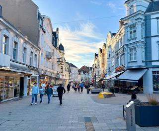 Zentrales City Apartment EDEN - 1 Min zum HBF - Ideal für Trips nach Köln, Düsseldorf, Wuppertal, Messe - Balkon, Küche, 2 Zimmer, Renoviert 2025 - 1