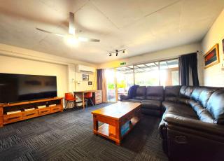 Spacious Guest Room 7 Sleeps 5 Near Shops with Free Parking - 3