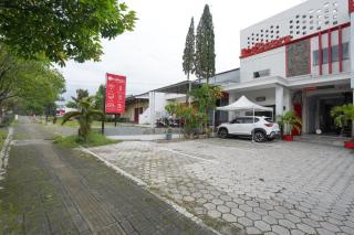 RedDoorz near Alun Alun Magetan - 9