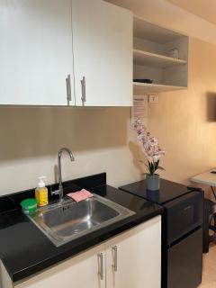 La Maria Rentals - Stay Across SM City, 2 Double Beds with Wi-Fi - 5