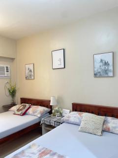 La Maria Rentals - Stay Across SM City, 2 Double Beds with Wi-Fi - 4
