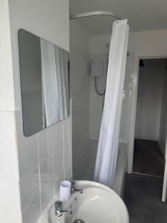 Comfortable 2-Bed Flat Balcony Near Airport - 9