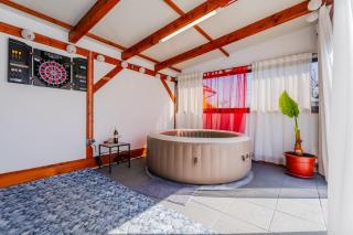 Timber Cottage With Pool - Happy Rentals - 9