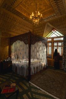 SaffronStays Prince of Kashmir - luxury handcrafted houseboat with mountain views, shikara rides & Kashmiri meals - Srinagar - 6