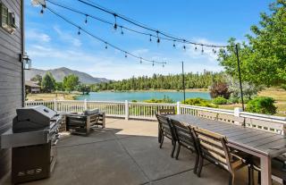 Mountain Lake Views Stunning Lakefront Retreat Hot Tub Game Room Near Downtown - 7