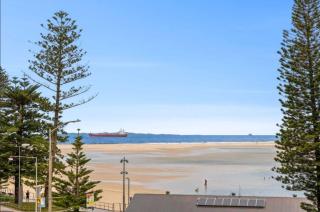 Bulcock Beach Seaviews Near Cafes - 2