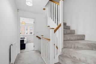 Large 5 Bedroom Townhouse w Netflix & Parking by Vista Stays Short Lets - 3