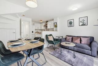 Large 5 Bedroom Townhouse w Netflix & Parking by Vista Stays Short Lets - 2