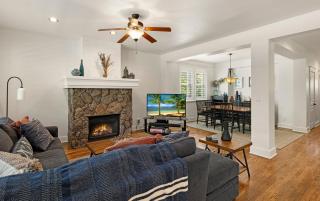 Ponderosa Escape Stunning Location Incredible Game Room Urban Trail System AC EV-charger - 0