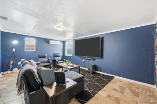 Funky Haus near Six Flags and ATT Stadium with Game & Movie room - 4