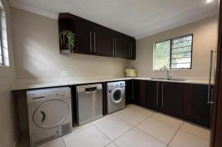 Luxury Solar Home - Pool, Pizza Oven & Garden - 4