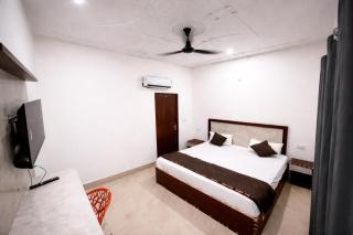 Shiva Stay Inn - Near Banke Bihari Temple & Prem Mandir - 1