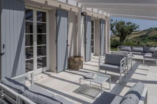 Stunning Villa with a large pool - 1