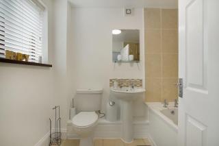 Lovely 2-Bedroom Home in Langley Park, Sleeps 4 - 5