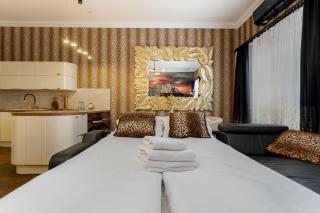 Urban Jungle Mezzanine Apartment by BookingHost - 9