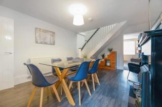 NEW! Stunning 2-Bed Home by Stay With Us, Ideal for Families, Sleeps 4! - 6