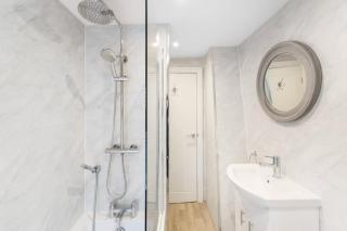 NEW! Stunning 2-Bed Home by Stay With Us, Ideal for Families, Sleeps 4! - 6