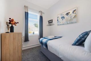 NEW! 4 Bed Home Near Darlington City Centre by Stay With Us, Ideal for Families & Large Groups, FREE OFF-STREET PARKING!! - 5