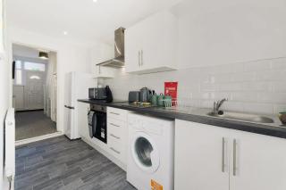 NEW! 4 Bed Home Near Darlington City Centre by Stay With Us, Ideal for Families & Large Groups, FREE OFF-STREET PARKING!! - 7
