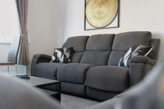 NEW! 4 Bed Home Near Darlington City Centre by Stay With Us, Ideal for Families & Large Groups, FREE OFF-STREET PARKING!! - 4